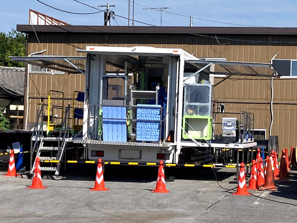 写真:研修設備を備えた移動式安全体感研修車